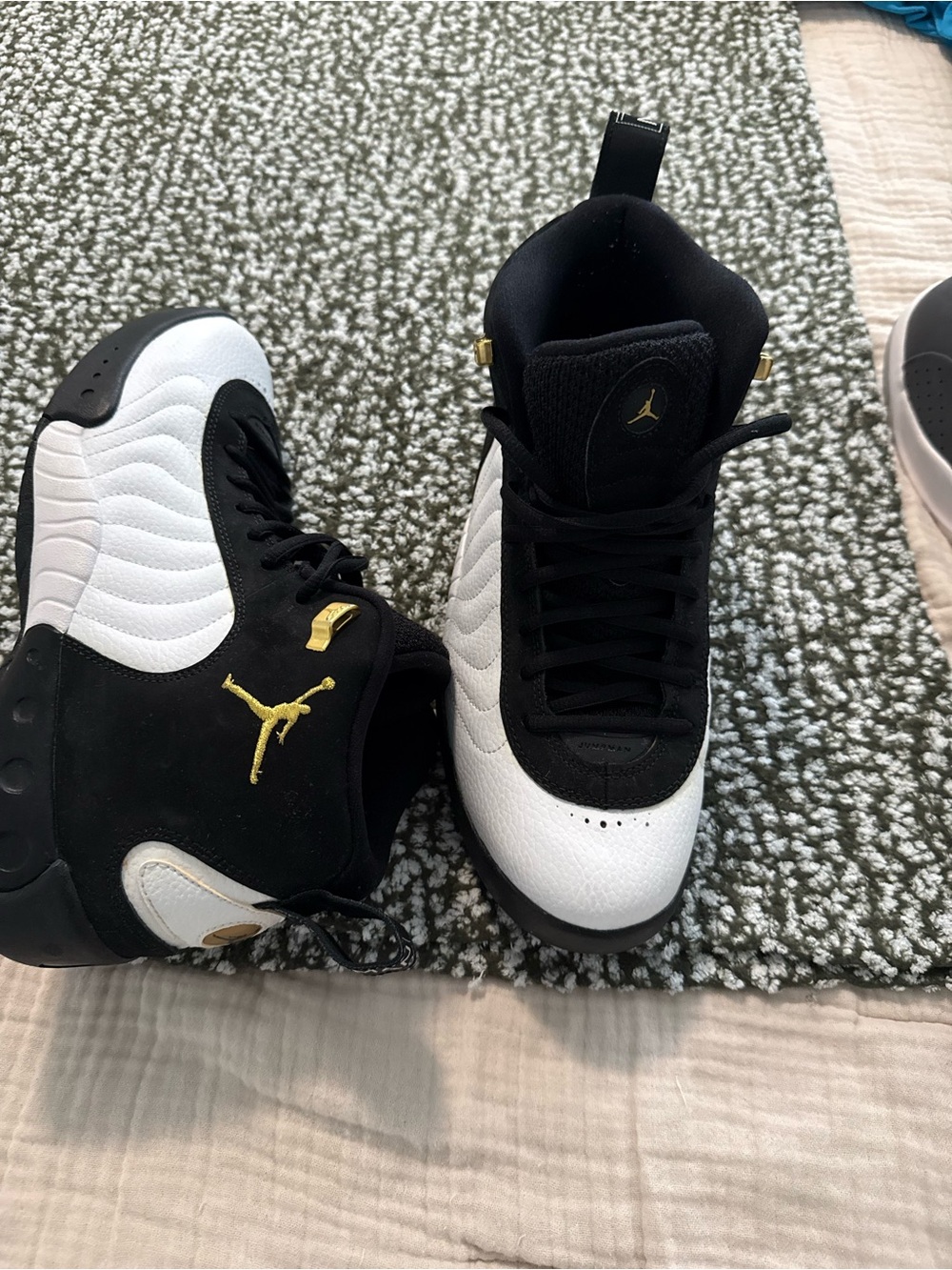 Jordan Men's Black, White & Gold Retro Basketball Shoes